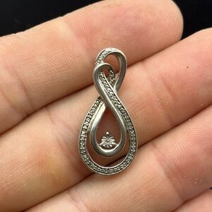 Sterling silver 8 shape pendant with dangling clear stone 925
